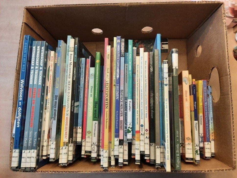 Grote doos vol met diverse prentenboeken, Ophalen, Gelezen, Prentenboek