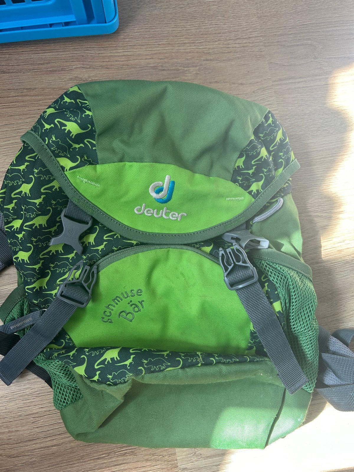Deuter Schmusebär kinderrugzak - Groen met dino's, Sieraden, Tassen en Uiterlijk, Overige merken, Gebruikt, 25 tot 40 cm, Ophalen of Verzenden