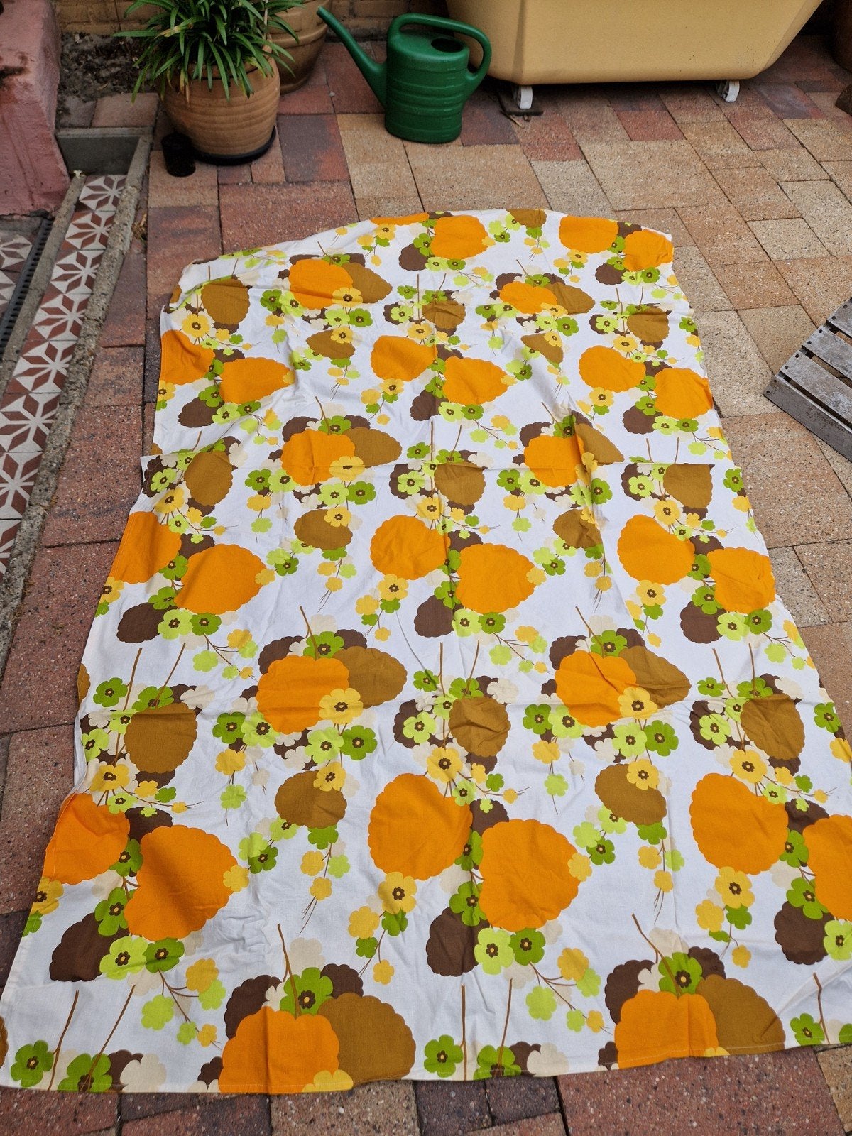 148 x 235 cm retro vintage lap stof gordijn, Hobby en Vrije tijd, 120 cm of meer, Geel, 200 cm of meer, Ophalen of Verzenden