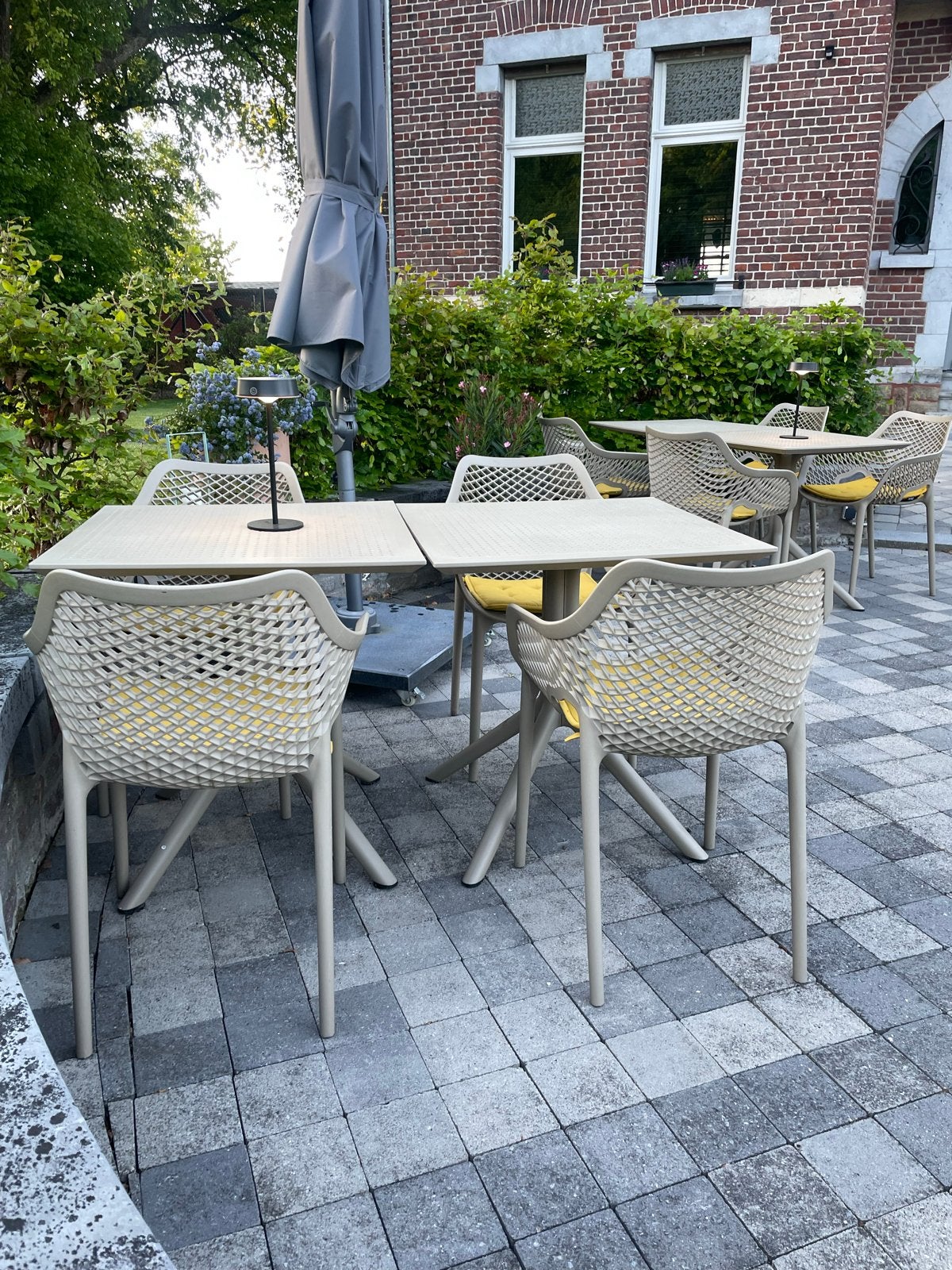 Siësta Air XL 12 Stoelen en 6 Tafels - Taupe, Ophalen, Gebruikt, Kunststof, Stapelbaar