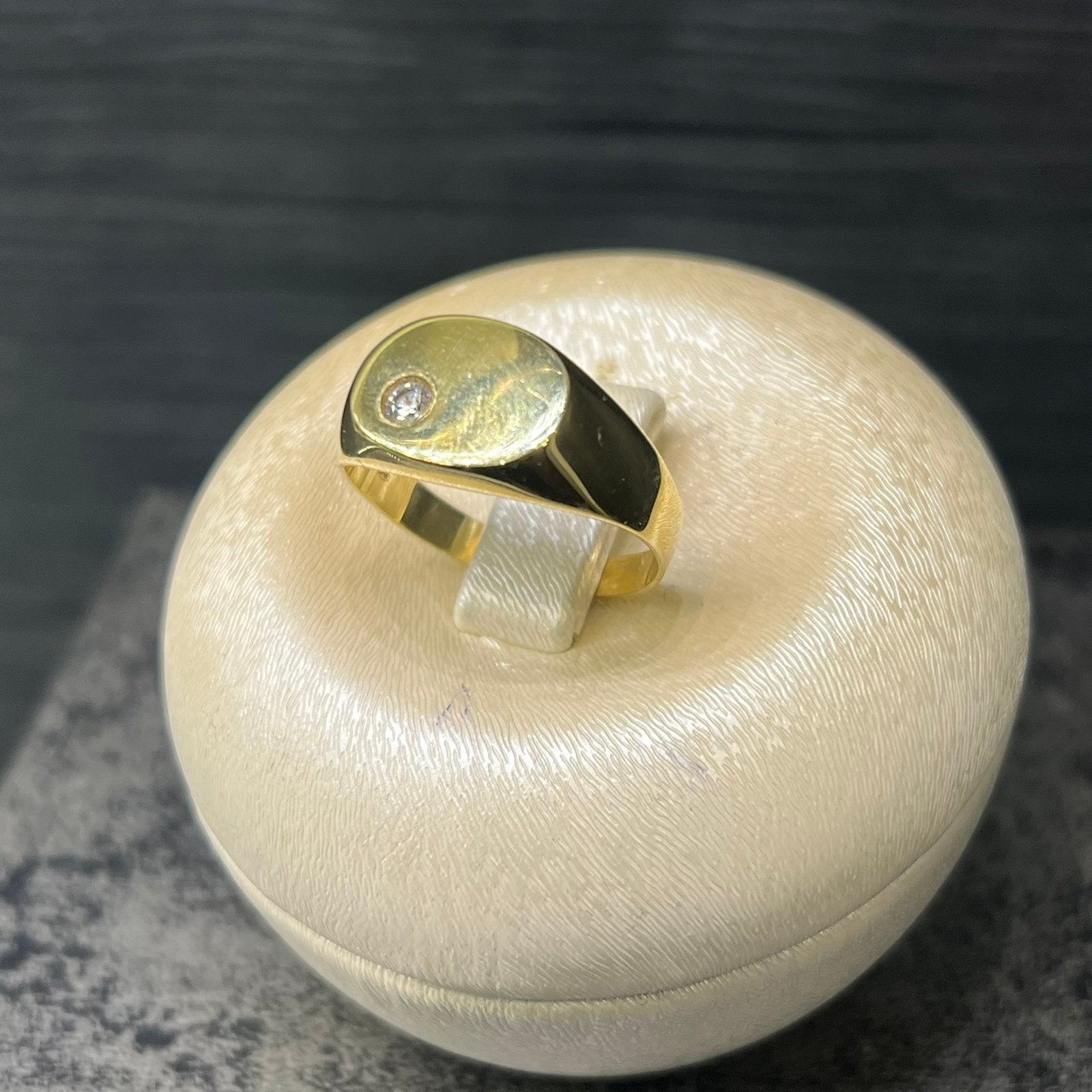 14 karaat gouden ring zegelring met steentje, Ophalen of Verzenden, Zo goed als nieuw, Goud, Dame