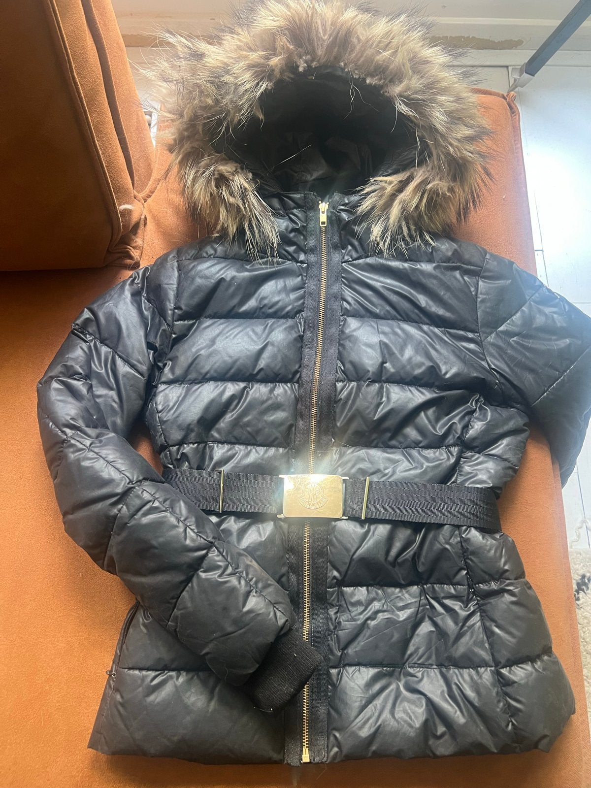 Moncler damesjas donkerblauw mt 34/XS met bontkraag, Kleding | Dames, Jassen | Winter, Ophalen of Verzenden, Gedragen, Maat 34 (XS) of kleiner