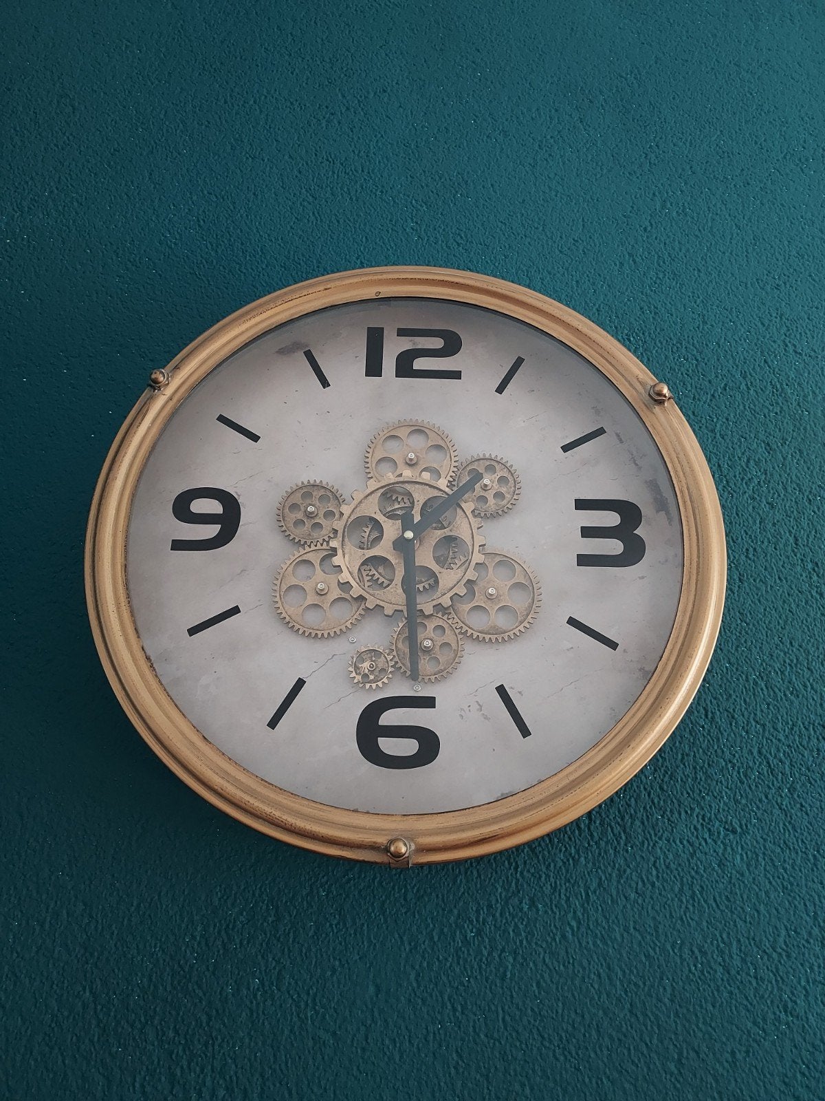industriele wandklok goudkleurig met een diameter van 46 cm., Ophalen