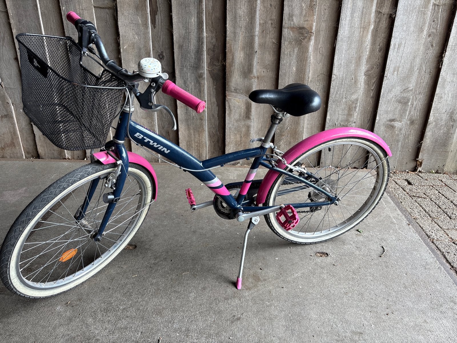 Meisjesfiets B'Twin 24 inch met mandje en versnellingen, Fietsen en Brommers, Fietsen | Meisjes, Ophalen, Velgrem, Handrem, Gebruikt