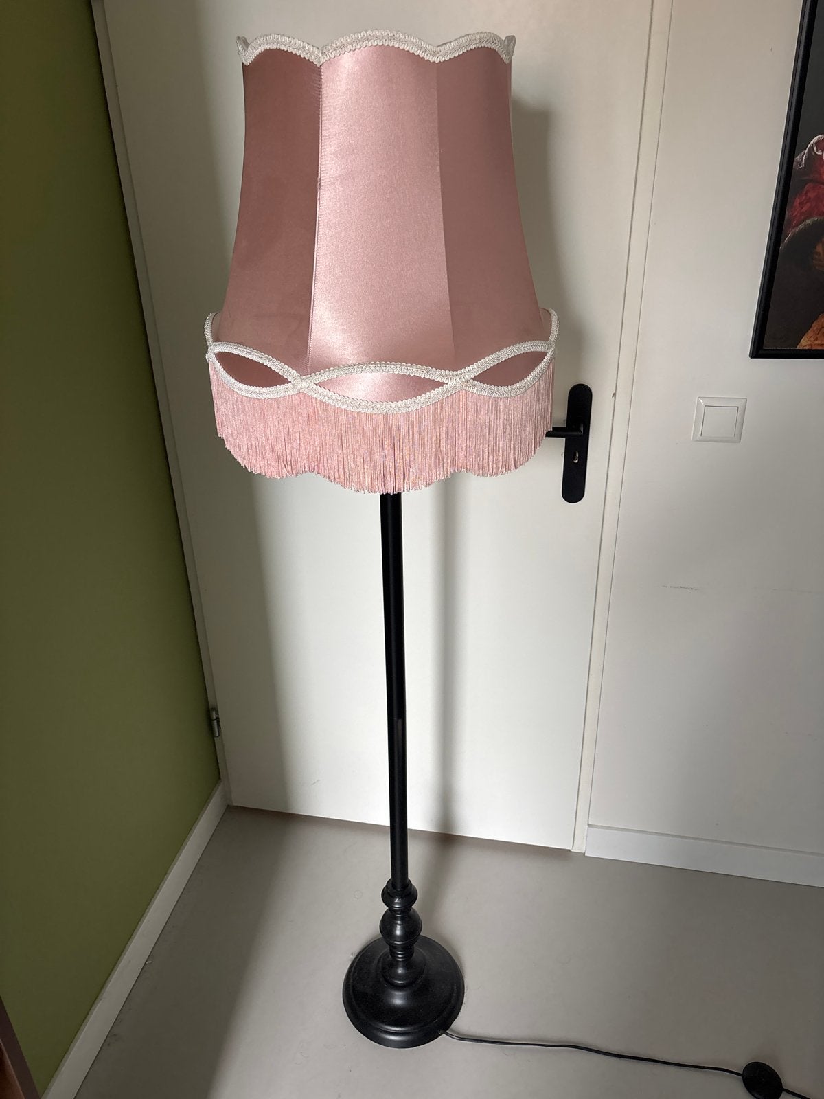 Elegante staande lamp met roze kap en franjes, Huis en Inrichting, Ophalen, Gebruikt, 100 tot 150 cm, E27 (groot)