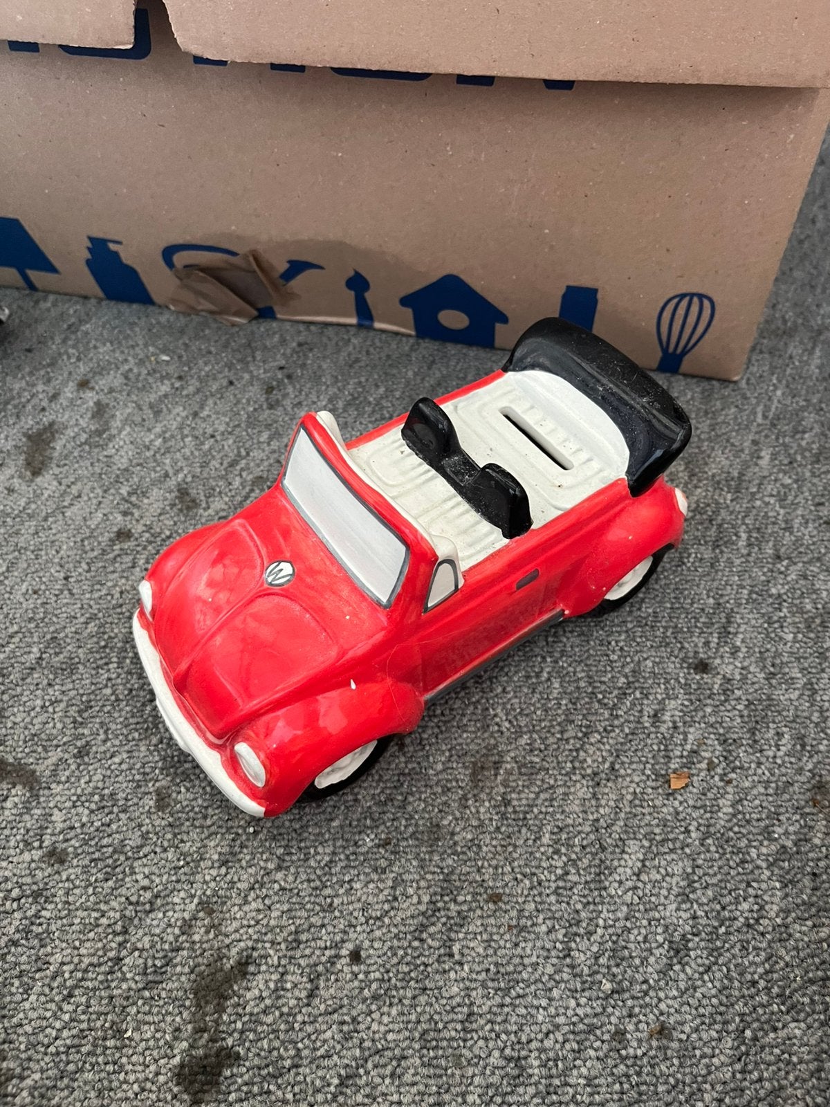 Spaarpot rode Volkswagen Kever Cabriolet, Ophalen, Zo goed als nieuw, Steen, Aardewerk of Keramiek, Vervoermiddel