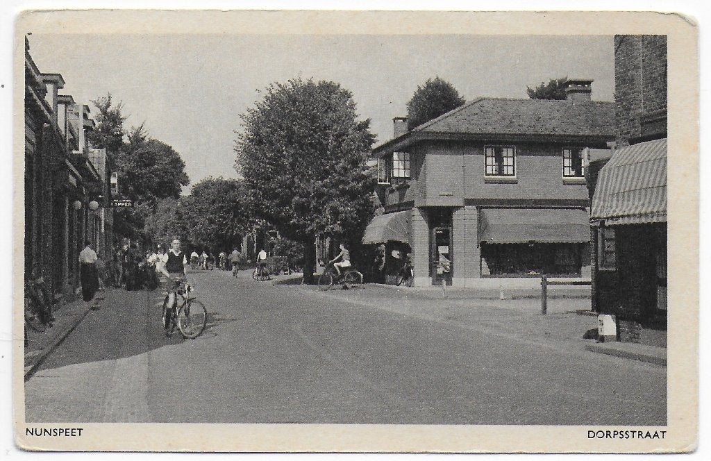 Nunspeet - Dorpsstraat - ansichtkaart ( B7217 ) uit 1952, Ophalen of Verzenden, 1980 tot heden, Gelopen, Gelderland