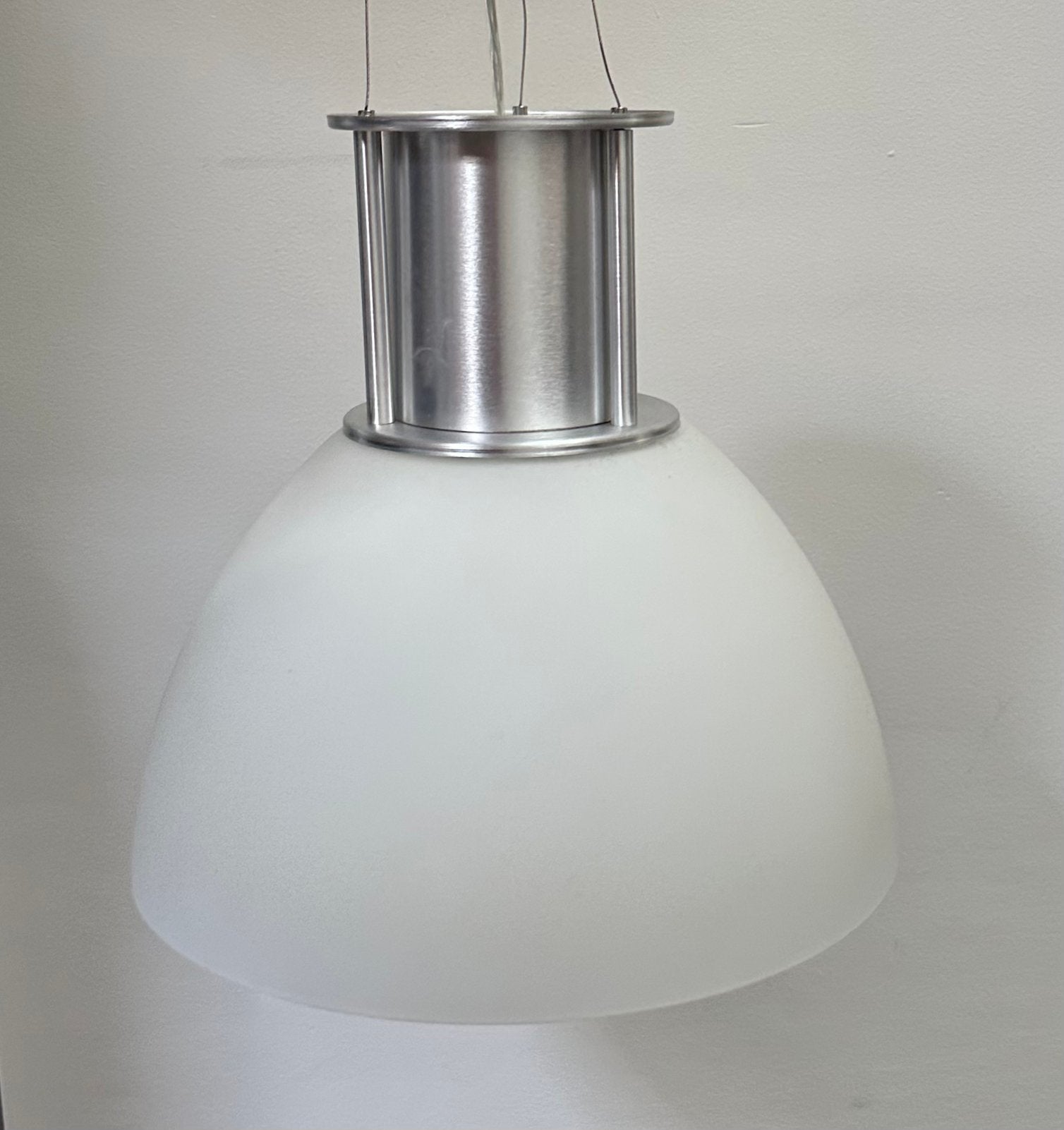 Industriële alluminium Hanglamp met grote matglazen kap, Ophalen, Zo goed als nieuw