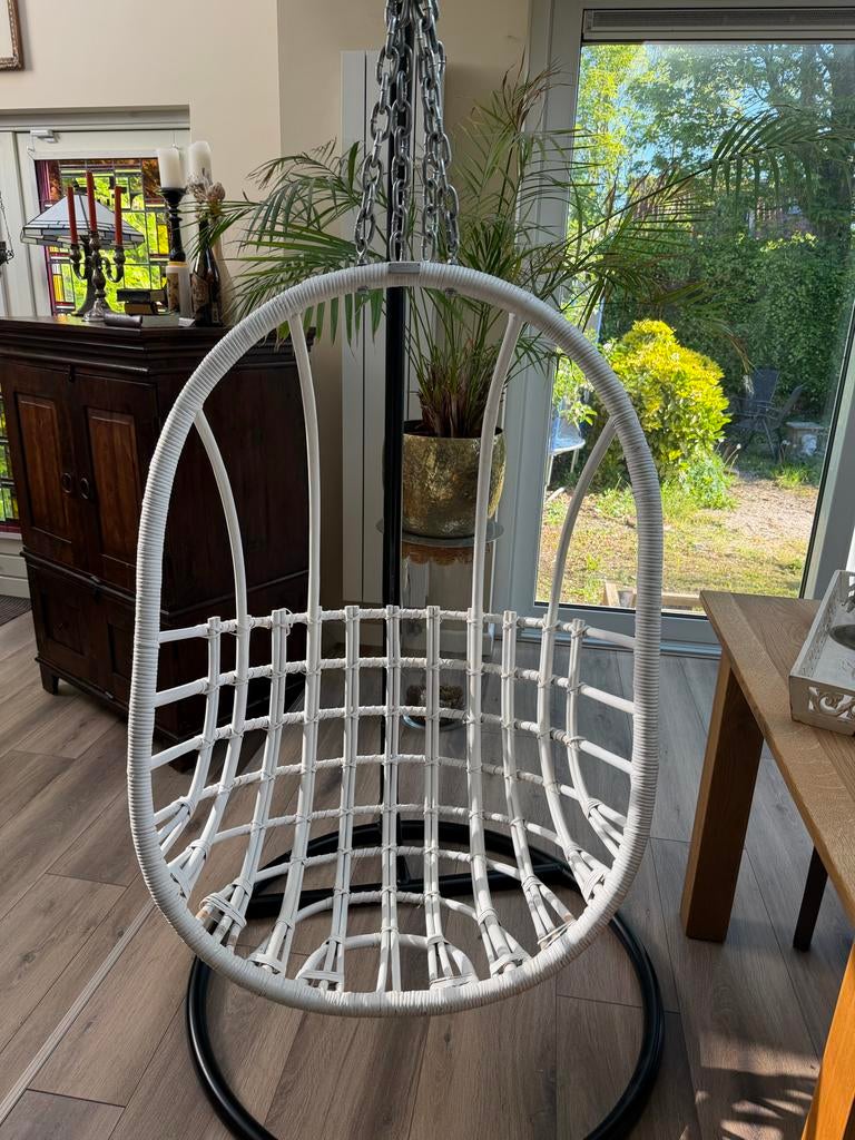 Witte hangstoel met standaard - Rotan look, Ophalen, Zo goed als nieuw, Wit, Eén