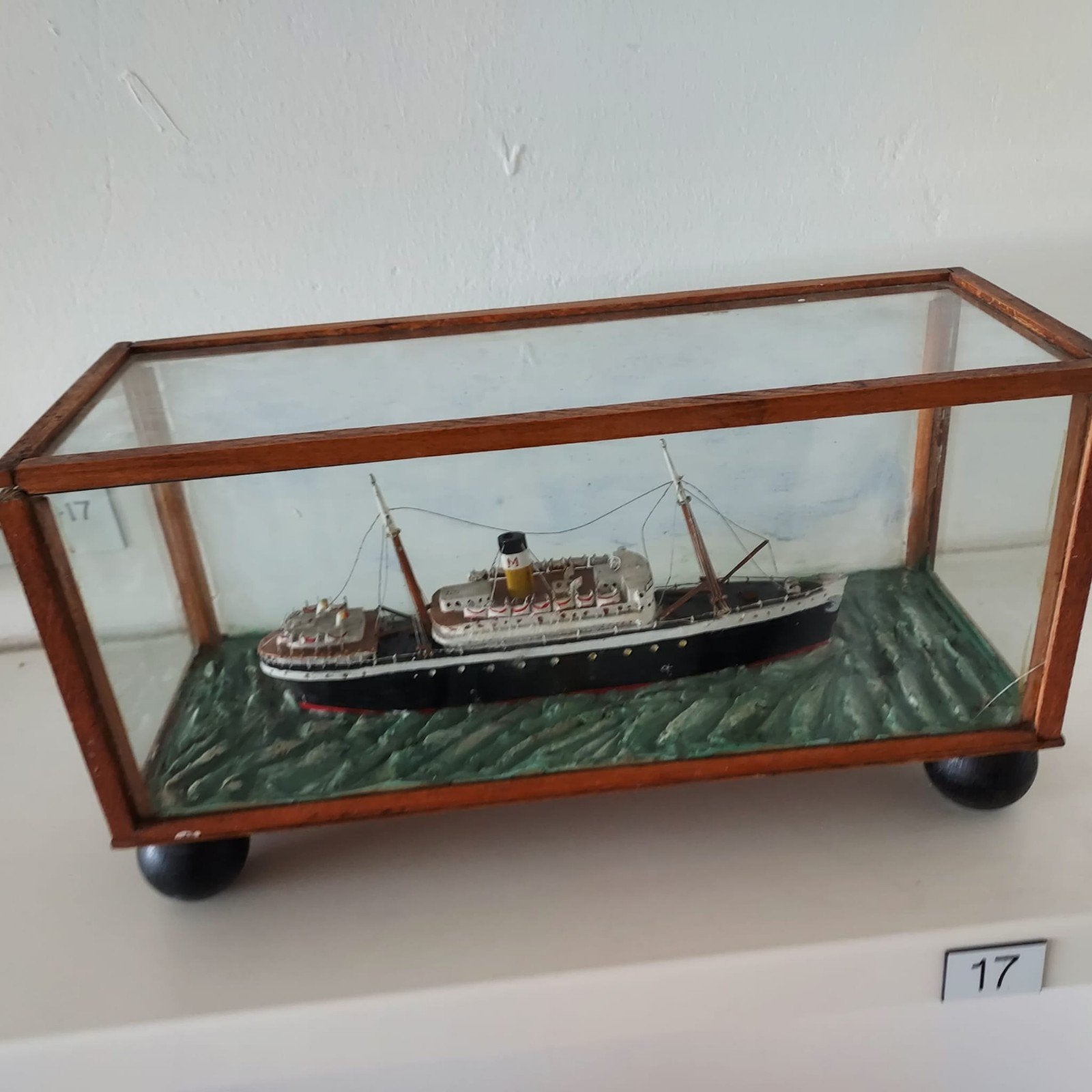 Gedetailleerd scheepsmodel in vitrine, Hobby en Vrije tijd, Modelbouw | Boten en Schepen, Ophalen of Verzenden