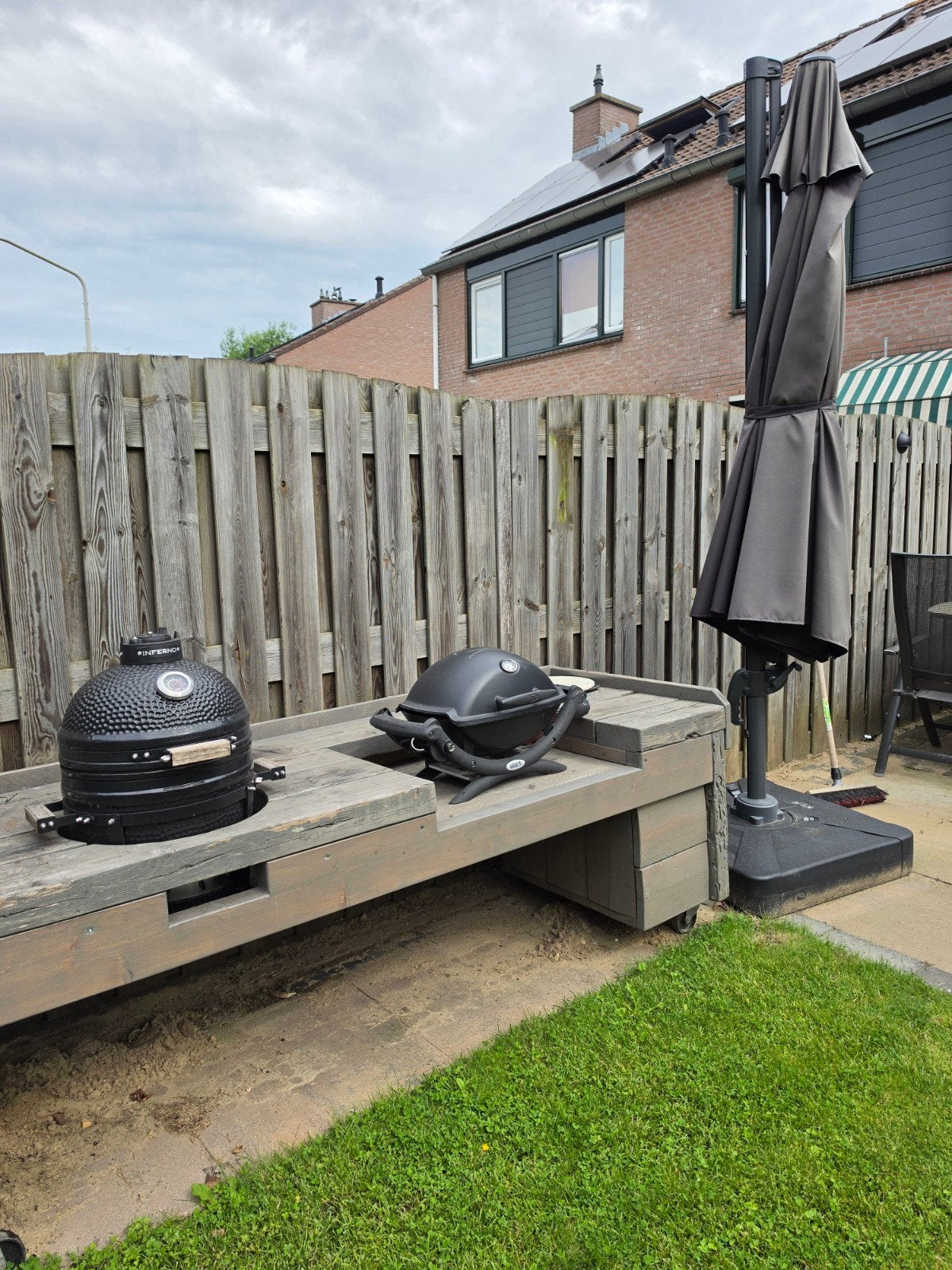 Steigerhouten buitenkeuken met kamado en inbouw BBQ ruimte, Tuin en Terras, Buitenkeukens, Ophalen, Gebruikt, Houtskool, Vrijstaand