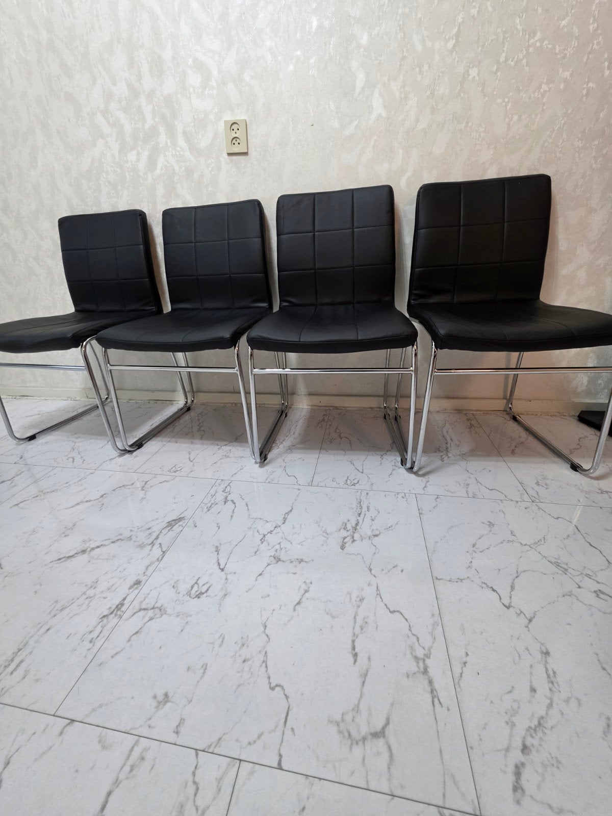 Set van 4 zwarte eetkamerstoelen met metalen onderstel, Ophalen, Gebruikt, Zwart, Vier