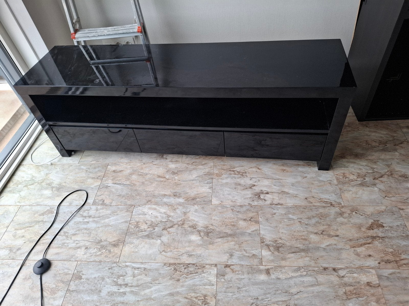Zwart glanzend tv-meubel met lades, Gebruikt, 100 tot 150 cm, Ophalen of Verzenden, Minder dan 100 cm