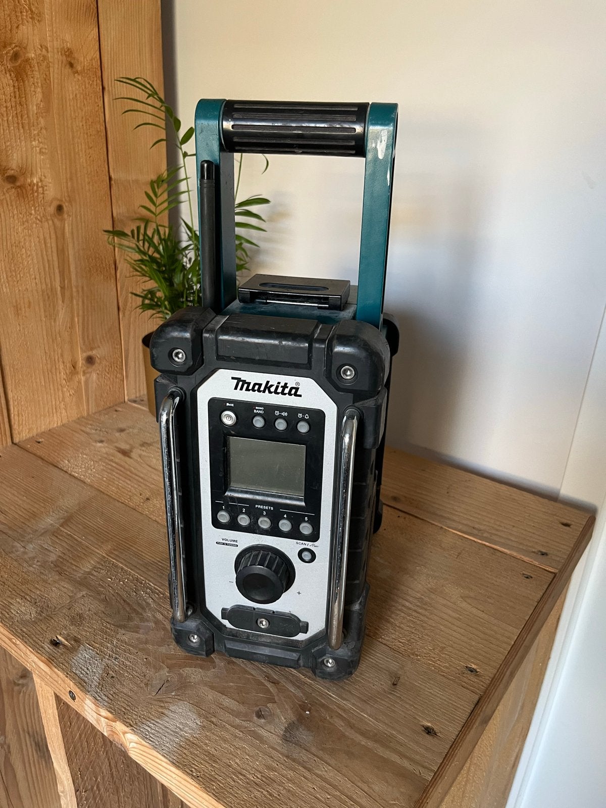 Makita DMR107 Bouwradio - Robuust en Betrouwbaar, Ophalen of Verzenden, Gebruikt, Bouwradio