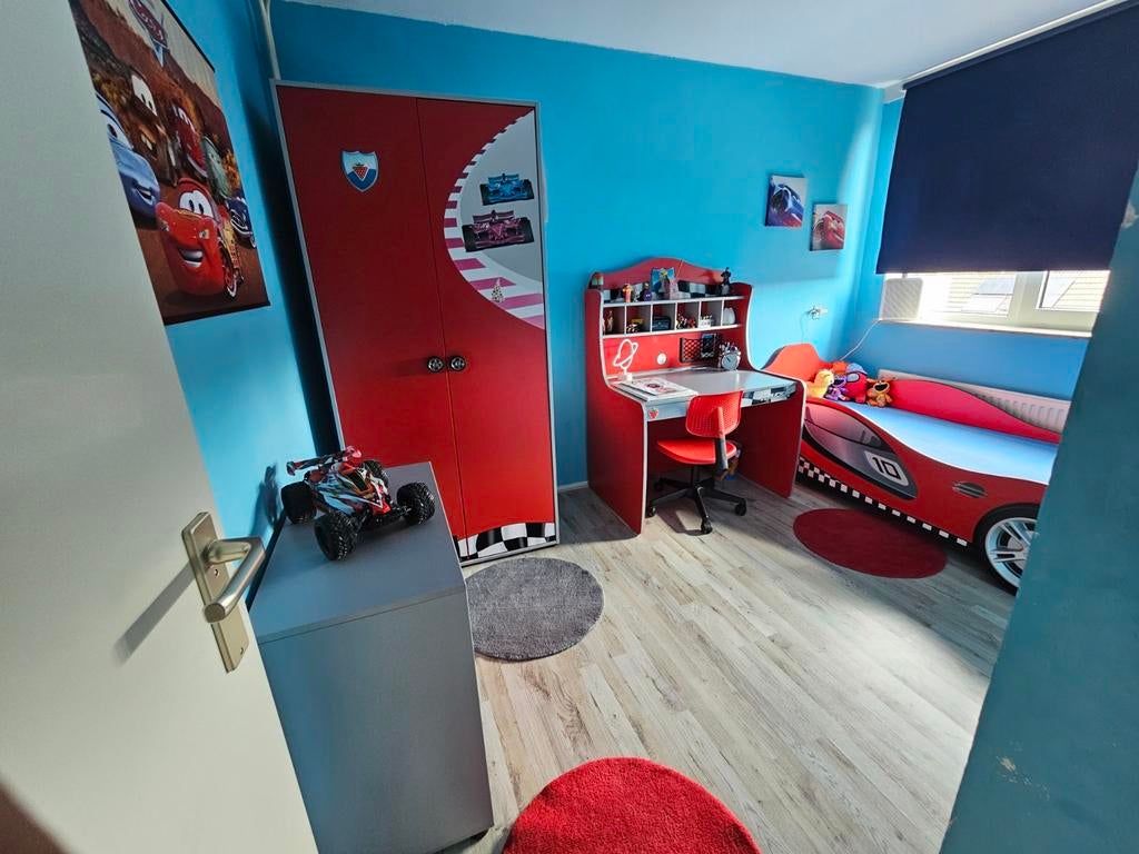 Complete kinderkamer: raceauto bed, kledingkast, bureau, Ophalen, Zo goed als nieuw, Jongetje