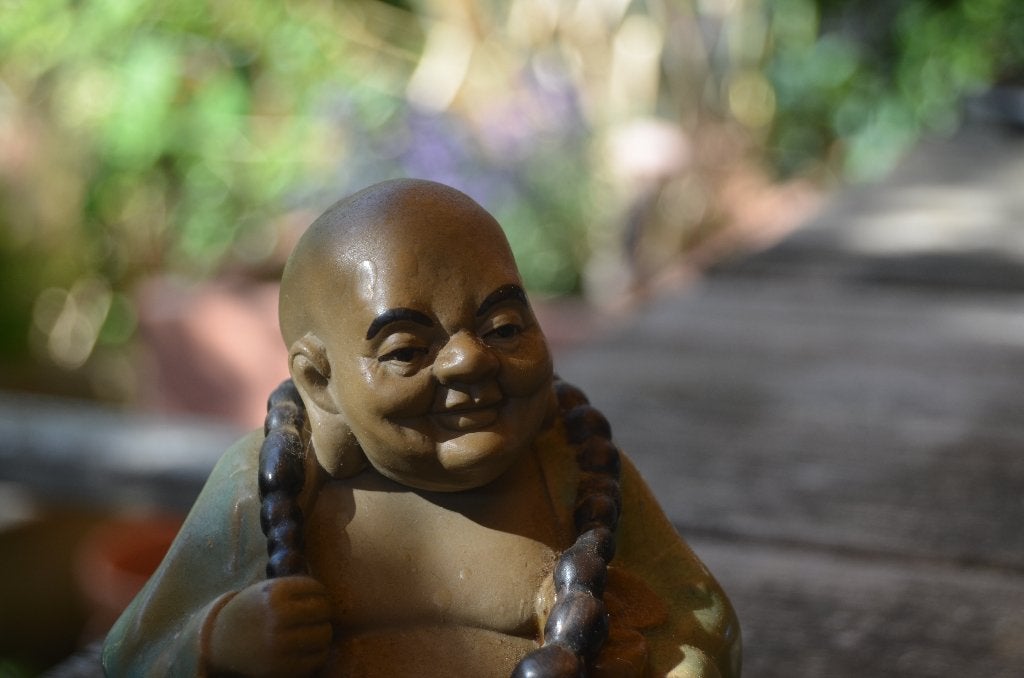 Mooi beeldje lachende Boeddha / Budai, Reliëf, Steen/keramiek, Ophalen of Verzenden, Meerkleurig