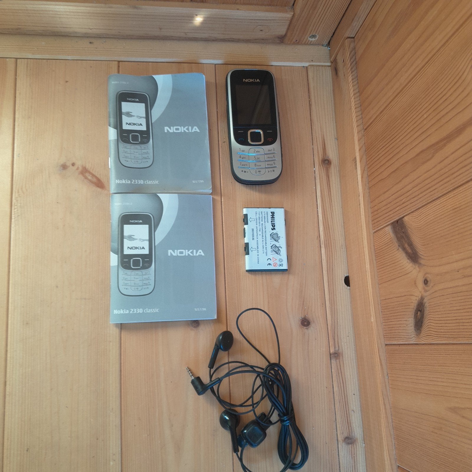 Nokia 2330 Classic met handleiding en oortjes, Gebruikt, Zwart, Fysiek toetsenbord, Ophalen of Verzenden