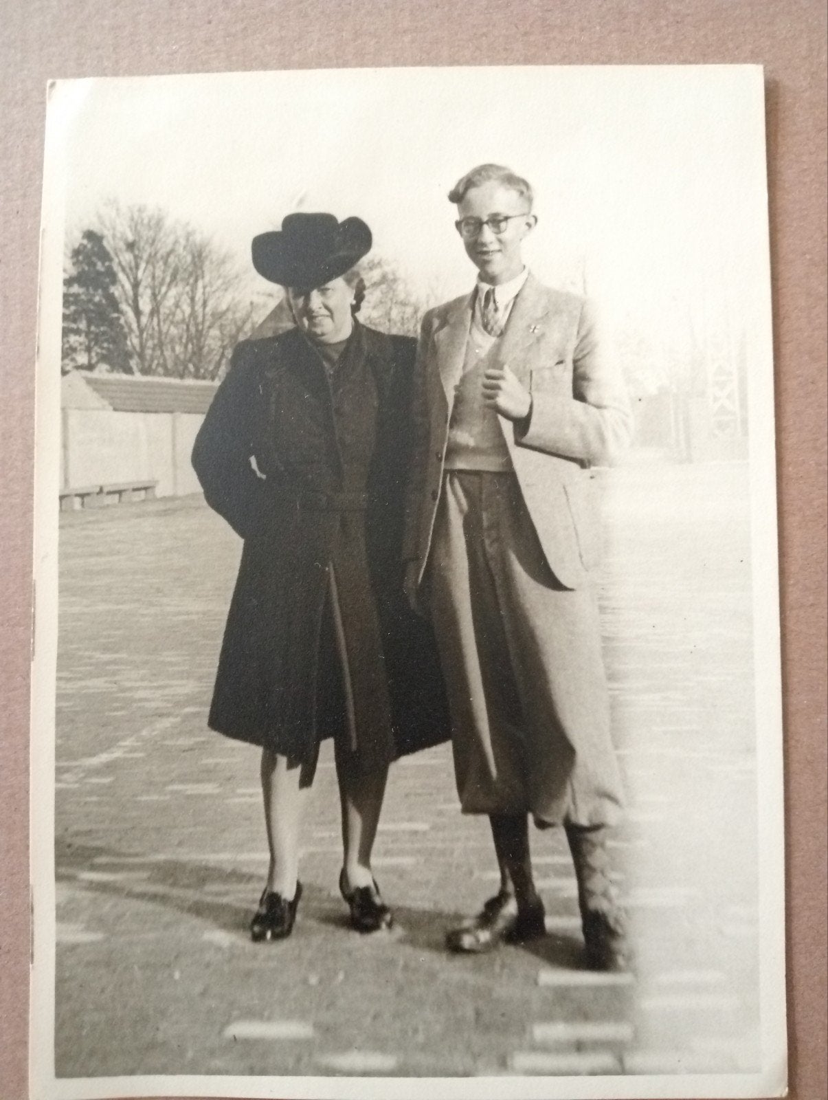 Man en vrouw in nette kleding jaren 30-50, Ophalen of Verzenden, Voor 1940, Gebruikt