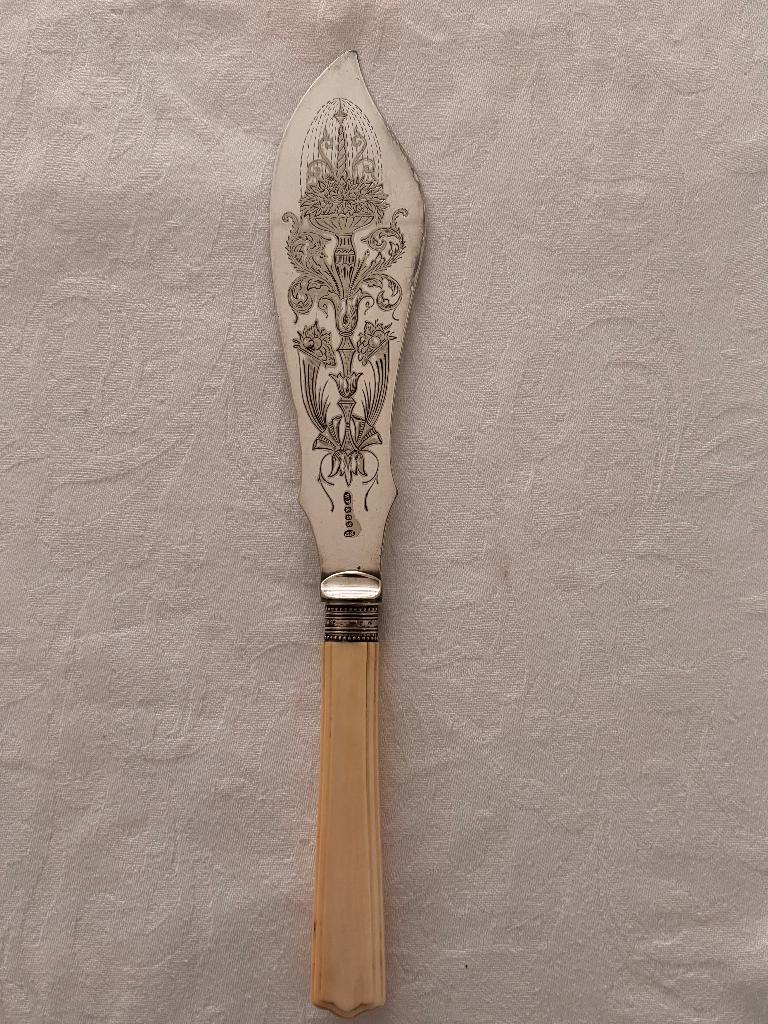 Antiek vismes met een verzilverd blad en een  benen heft., Antiek en Kunst, Antiek | Bestek, Ophalen of Verzenden