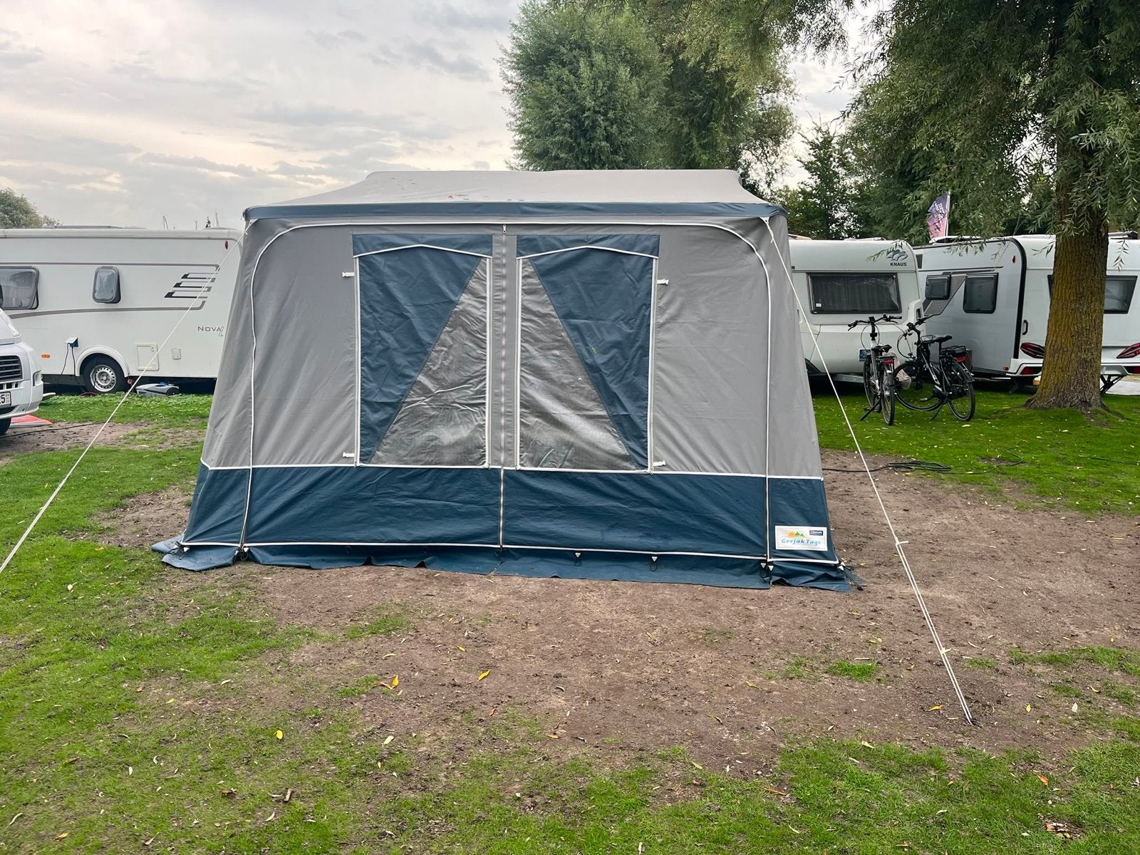 Gerjak Tago vouwwagen - Compleet met koelkast en gasfles, Caravans en Kamperen, Aanwezig, Grijs, Tot en met 4, Ophalen
