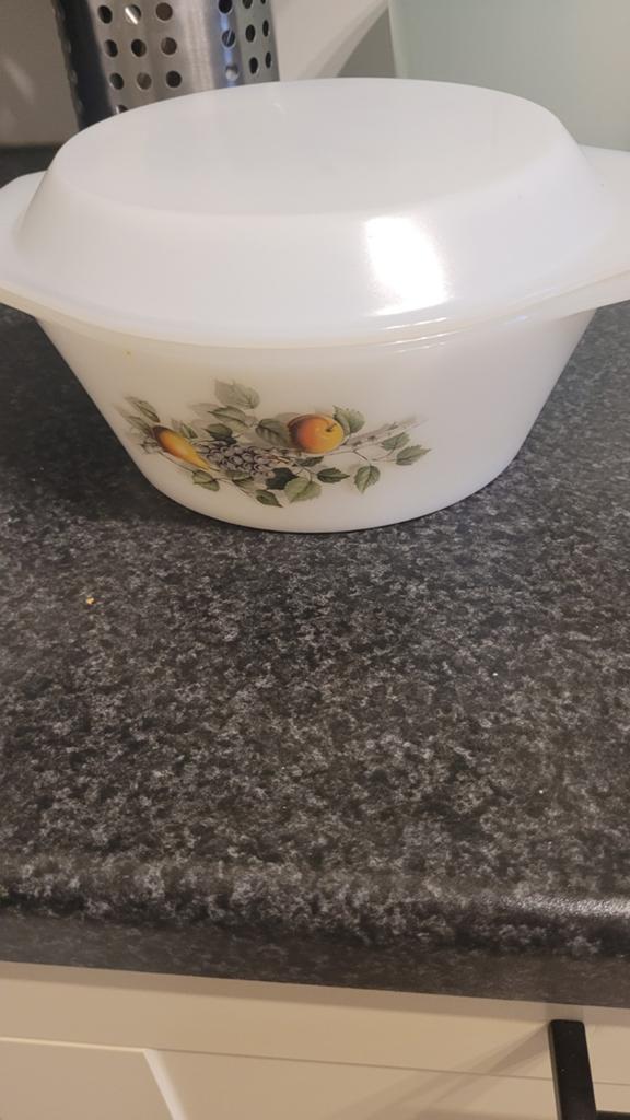 Vintage Pyrex Ovenschaal met Deksel - Fruit Decor, Ophalen of Verzenden, Steen/keramiek, Wit, Overige merken