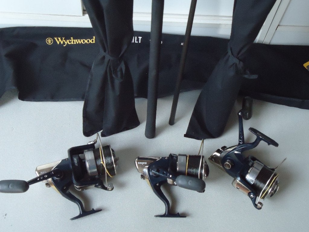 3 x WYCHWOOD 12ft & DAIWA EMCAST PLUS 5500 QD, Ophalen, Gebruikt, Complete set