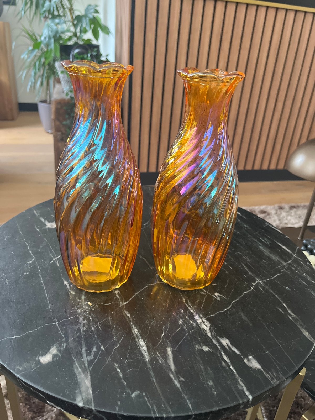 Set van 2 oranje-parelmoer vaasjes, Ophalen