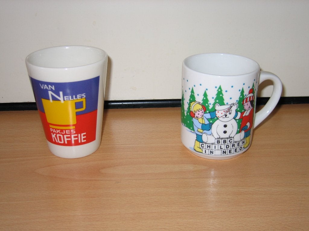 2 mokken: Van Nelle en kerst-/winterafbeelding, Ophalen of Verzenden, Zo goed als nieuw, Overige stijlen, Kop(pen) en/of Schotel(s)