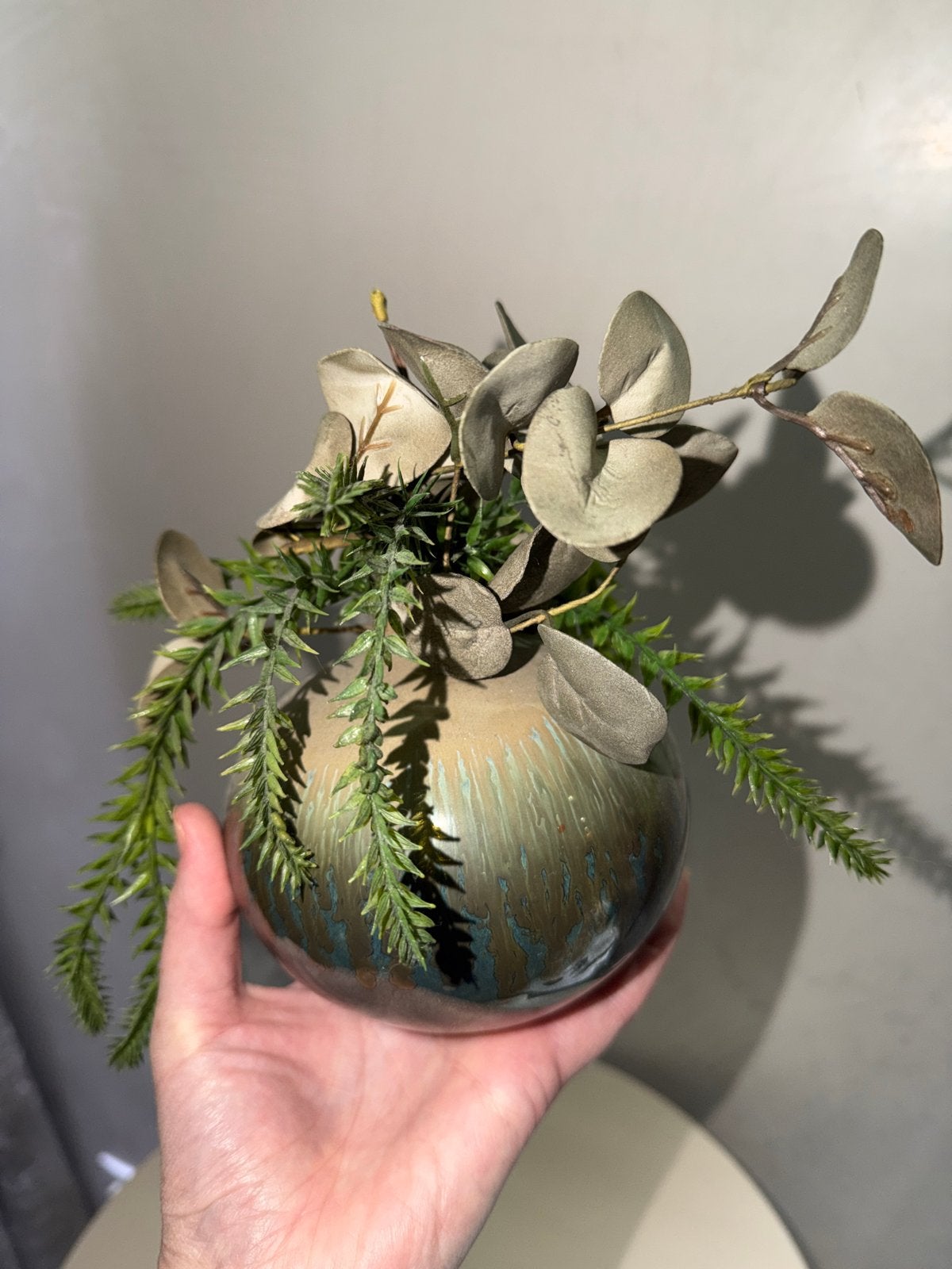 Kleine keramische vaas met kunstplanten, Gebruikt, Meerkleurig, Inclusief decoratie, Ophalen of Verzenden