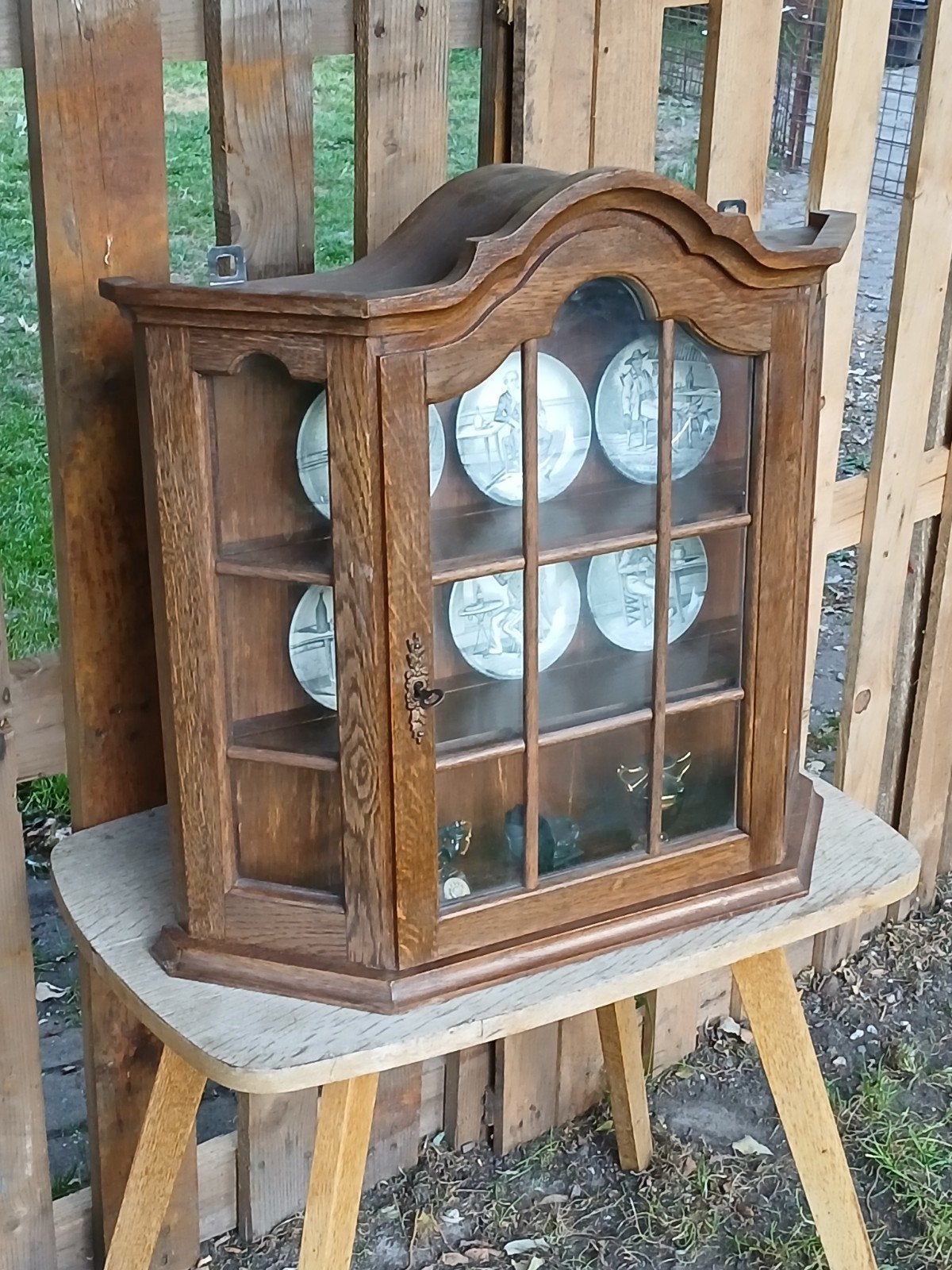 Antieke houten vitrinekast met glas en sleutel, Antiek en Kunst, Curiosa en Brocante, Ophalen