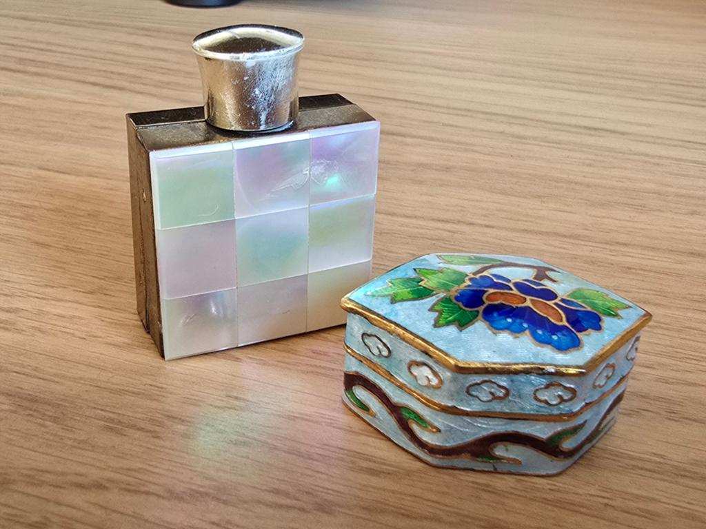 Antiek parfumflesje & sieradendoosje, parelmoer & cloisonné, Ophalen