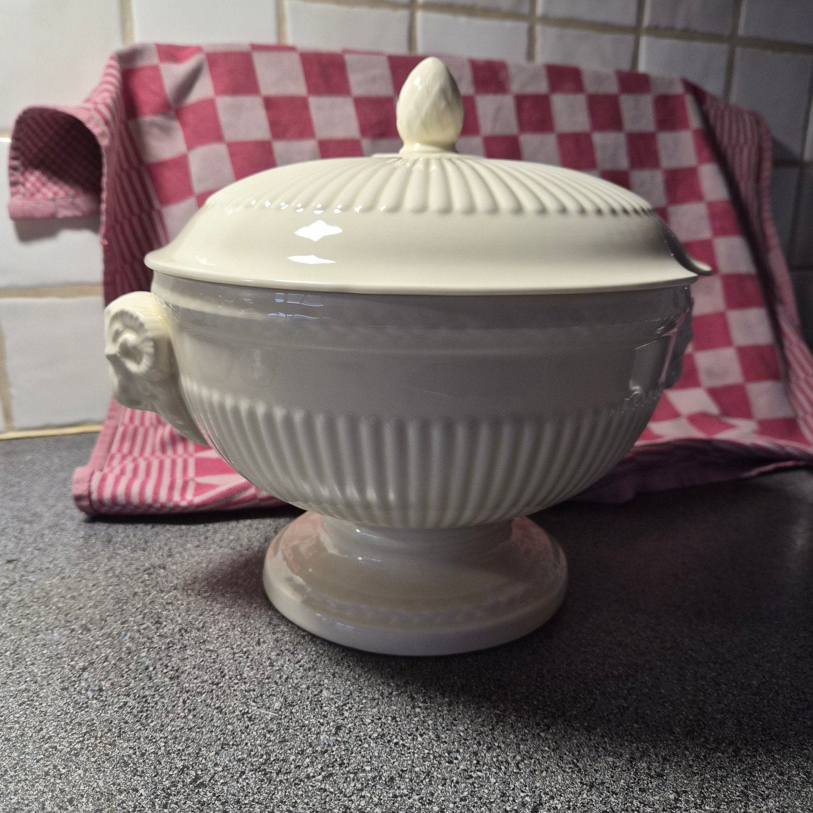 Wedgwood Edme Soepterrine met deksel - 21/22 cm doorsnee, Huis en Inrichting, Gebruikt, Klassiek, Ophalen of Verzenden, Schaal of Schalen