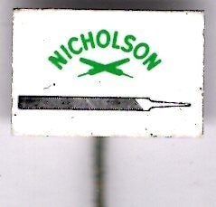 Nicholson vijlen blik speldje ( A_043a), Ophalen of Verzenden, Zo goed als nieuw, Merk, Speldje of Pin
