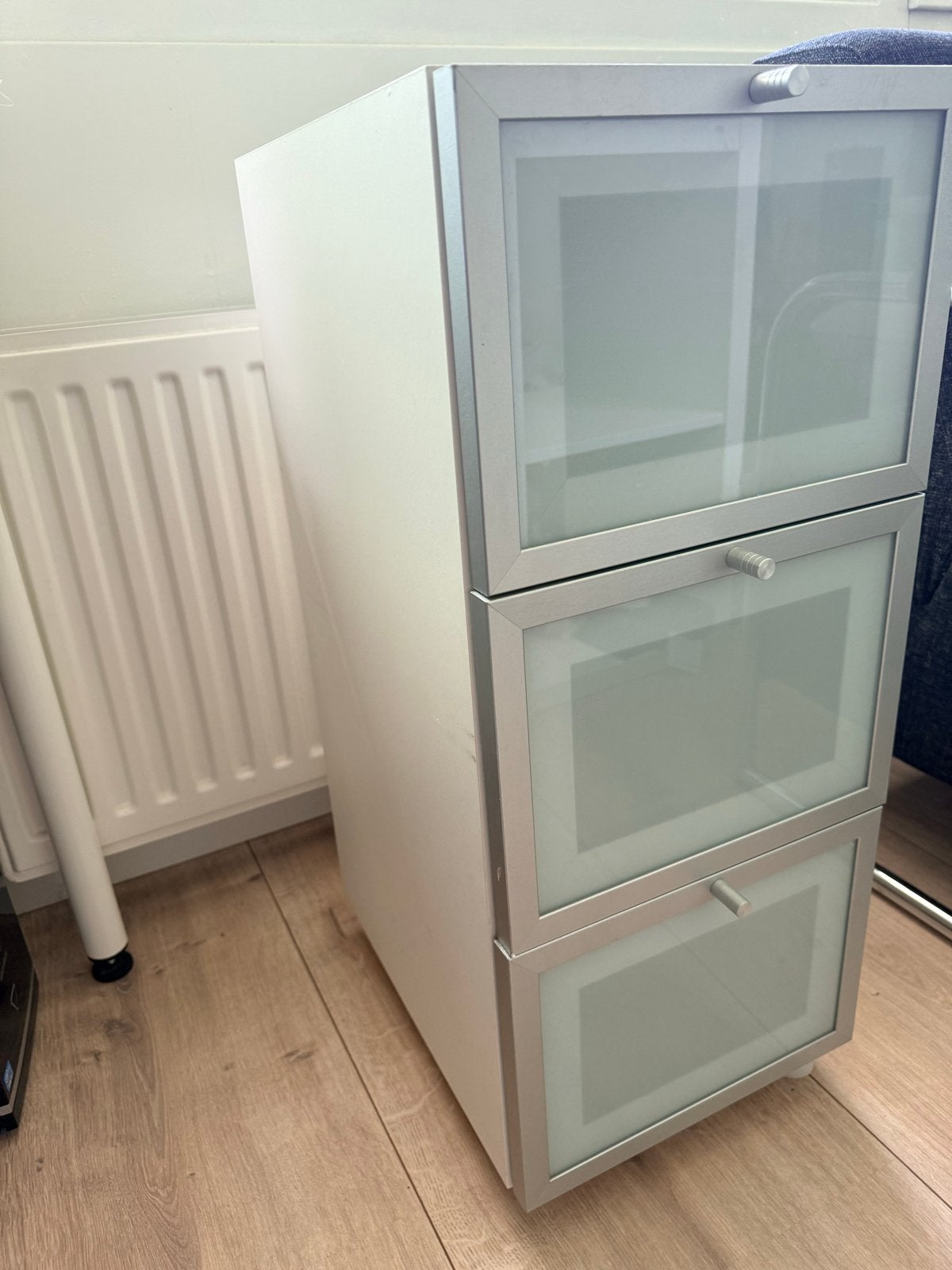 Witte ladekast met glazen fronten, Ophalen, Minder dan 50 cm, Gebruikt, Glas