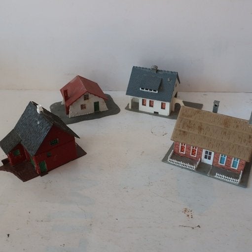Huisjes treinbaan HO POLA HELJAN 4 stuks IN 1 PARTIJ, Hobby en Vrije tijd, Overige merken, Wisselstroom, Gebruikt, Brug, Tunnel of Gebouw
