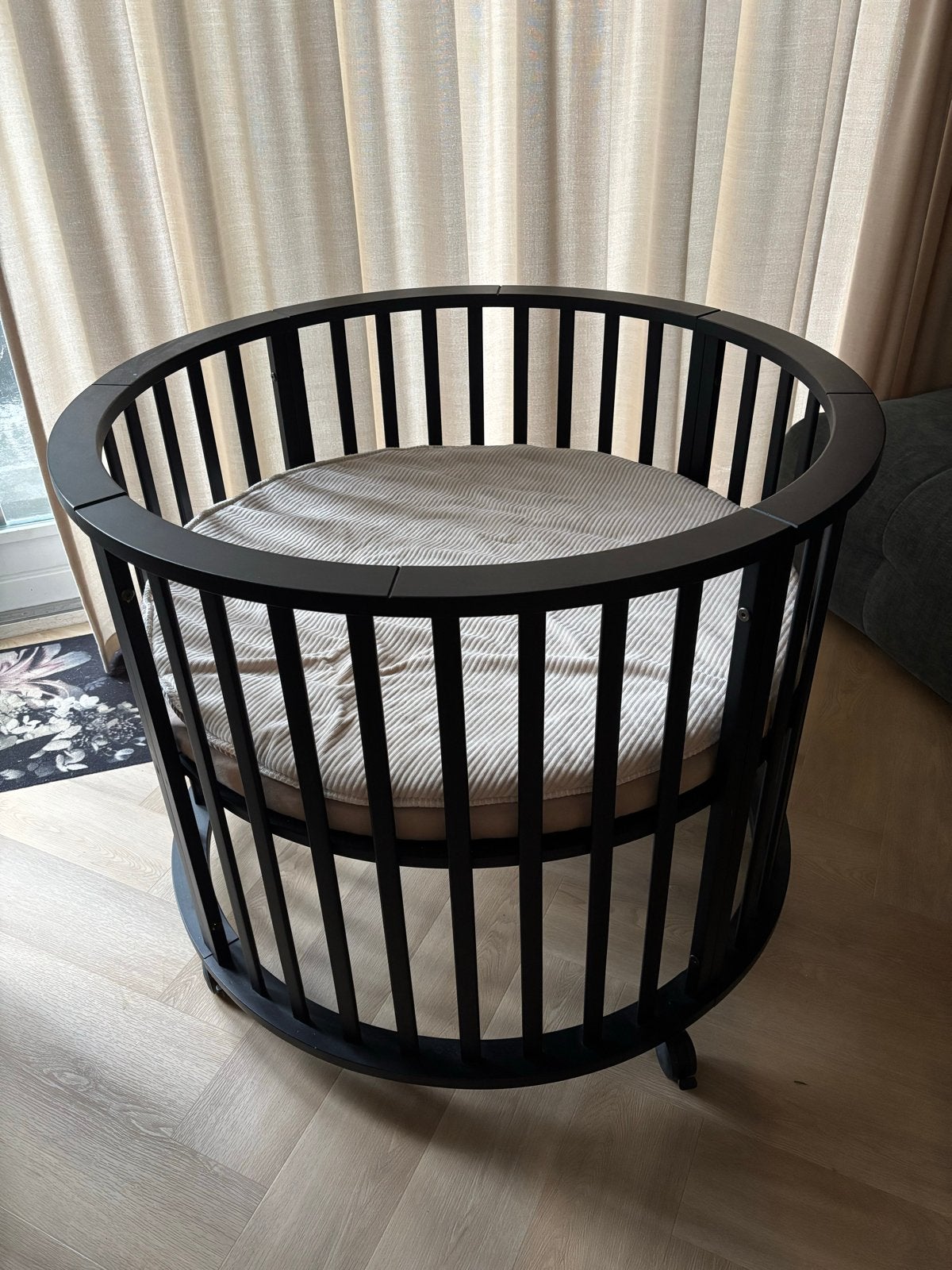 Ronde box Europe Baby met Koeka kussen en matras, Ophalen, Zo goed als nieuw, Rond