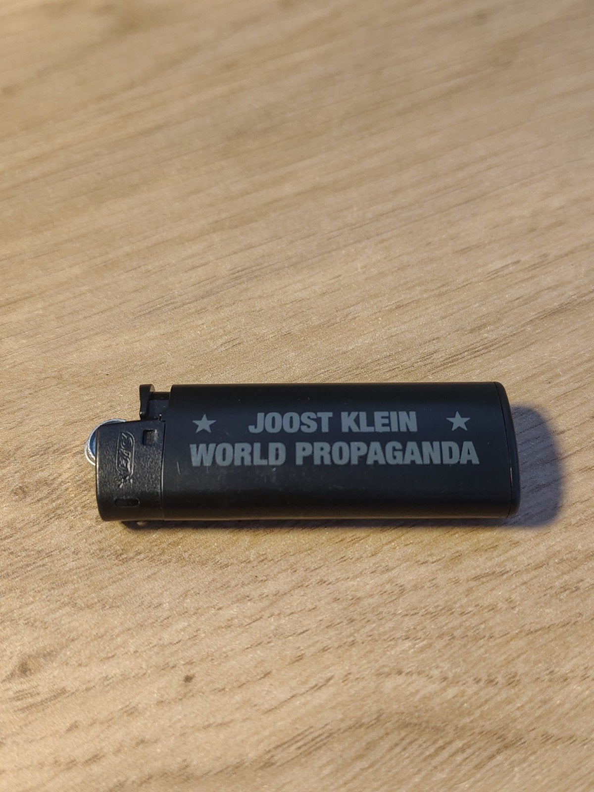 Joost Klein World Propaganda Aansteker Origineel, Ophalen of Verzenden, Nieuw, Aansteker