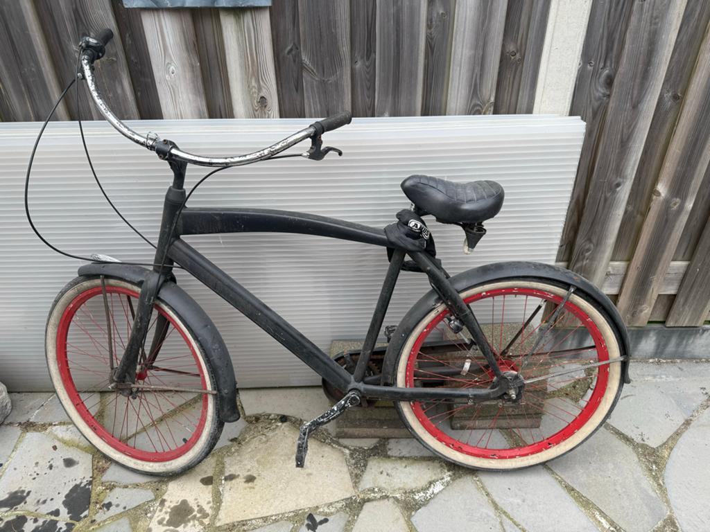 Leuke beach cruiser fiets - Zwart met rode velgen, Ophalen, Gebruikt