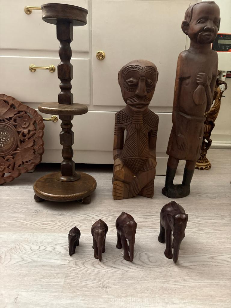 Houten beelden en Indonesische bijzet tafel, 20e eeuw, Antiek en Kunst, Kunst | Beelden en Houtsnijwerken, Ophalen, Handgemaakt