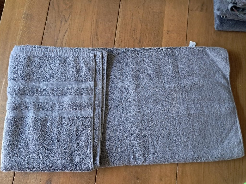Groot badlaken  Handdoek  strandlaken  140 x 100  : Grijs ., Ophalen of Verzenden, Zo goed als nieuw, Grijs, Handdoek