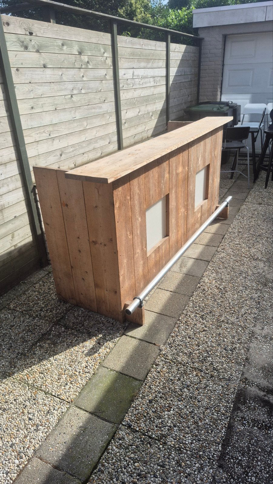 Houten bar en barkrukken