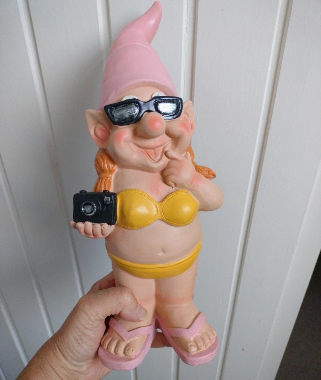 Grappige Tuinkabouter in Bikini met Camera, Tuin en Terras, Tuinbeelden, Nieuw, Tuinkabouter, Kunststof, Ophalen of Verzenden