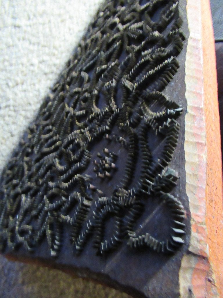 BATIKSTEMPEL antiek koper op hout driehoek 43 x 26 cm € 45, Ophalen of Verzenden