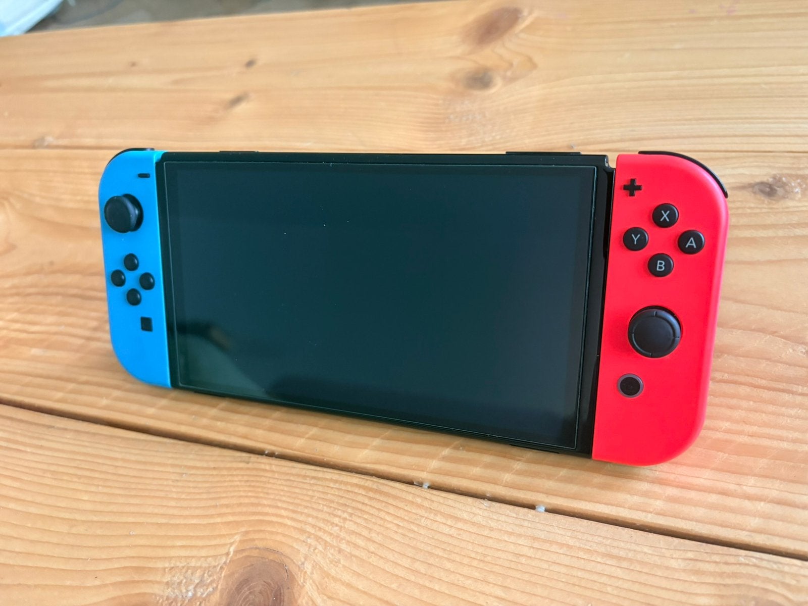 Switch OLED incl. Skyrim en reisetui, Spelcomputers en Games, Switch OLED, Met games, Ophalen of Verzenden, Zo goed als nieuw