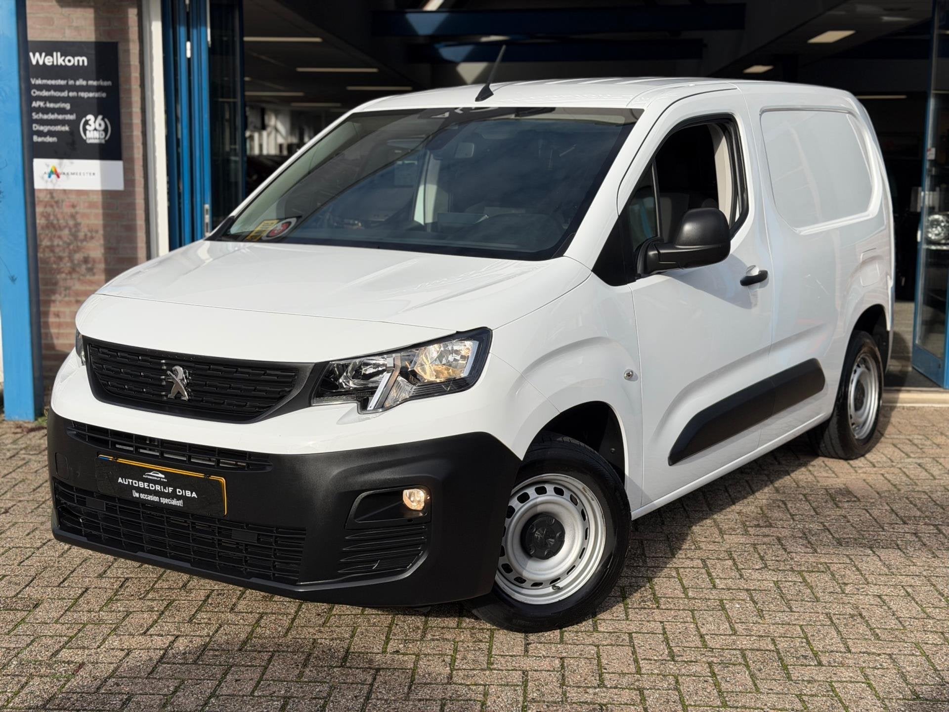 Peugeot Partner 1.2 PureTech Premium 2022 WIT NAVI AIRCO BTW, Auto's, Voorwielaandrijving, Dealer onderhouden, Gebruikt, 1199 cc