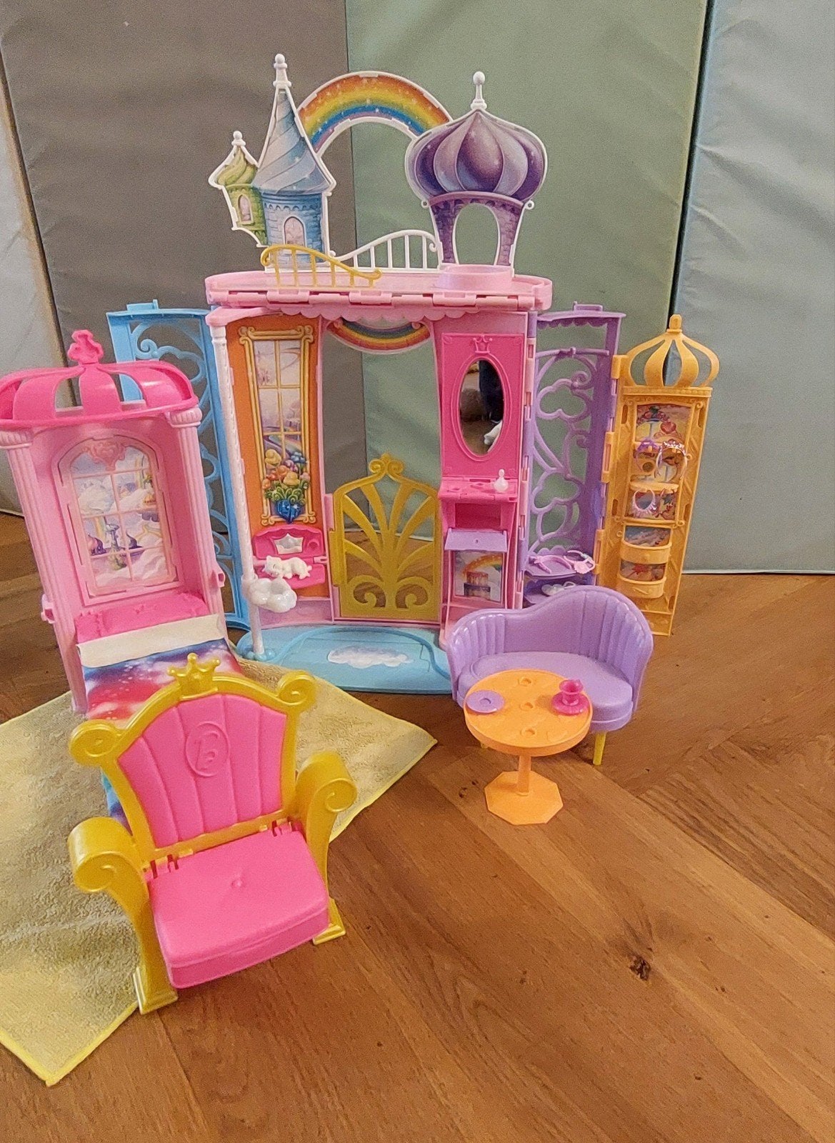 Barbie regenboog kasteel, Ophalen of Verzenden, Zo goed als nieuw, Poppenhuis