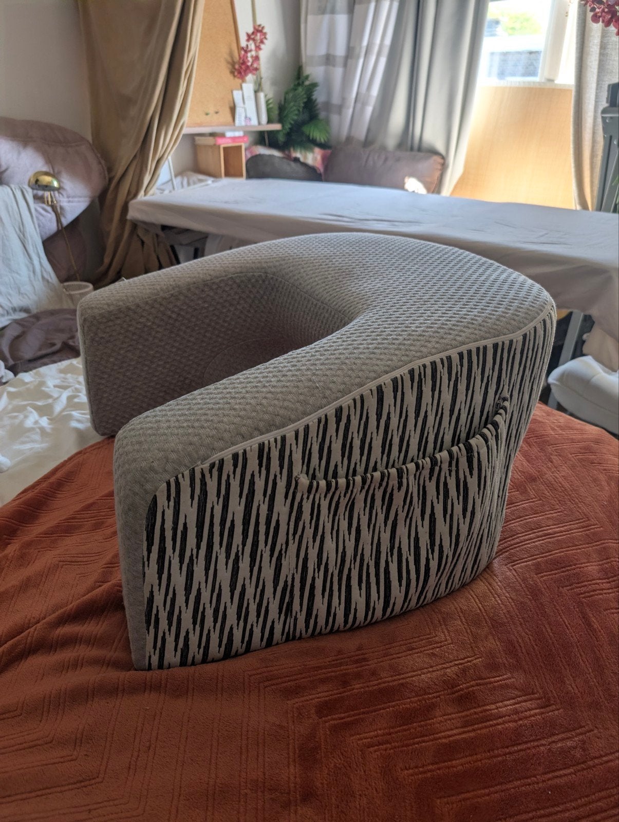 Comfortabel bedkussen/laptoptafel voor lezen of werken, Ophalen of Verzenden, Zo goed als nieuw, Grijs, Textiel