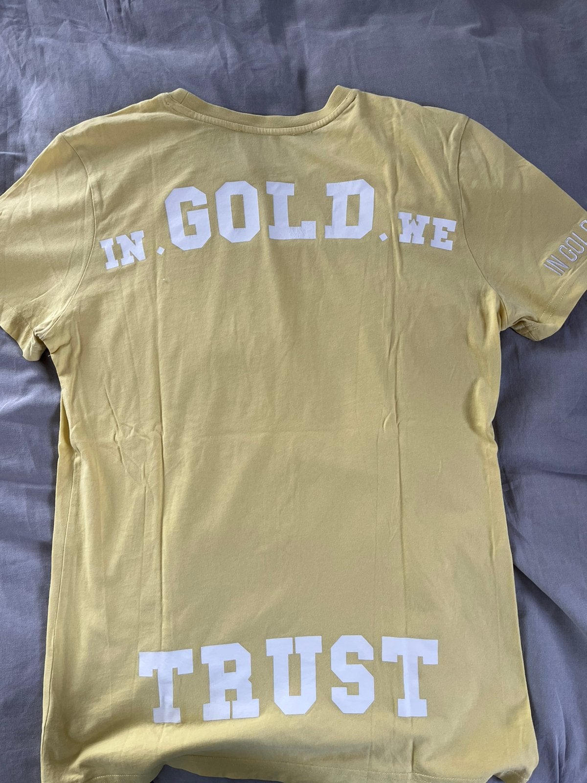 In Gold We Trust T-shirt lichtgeel maat S, Ophalen of Verzenden, Zo goed als nieuw, Maat 46 (S) of kleiner, Geel