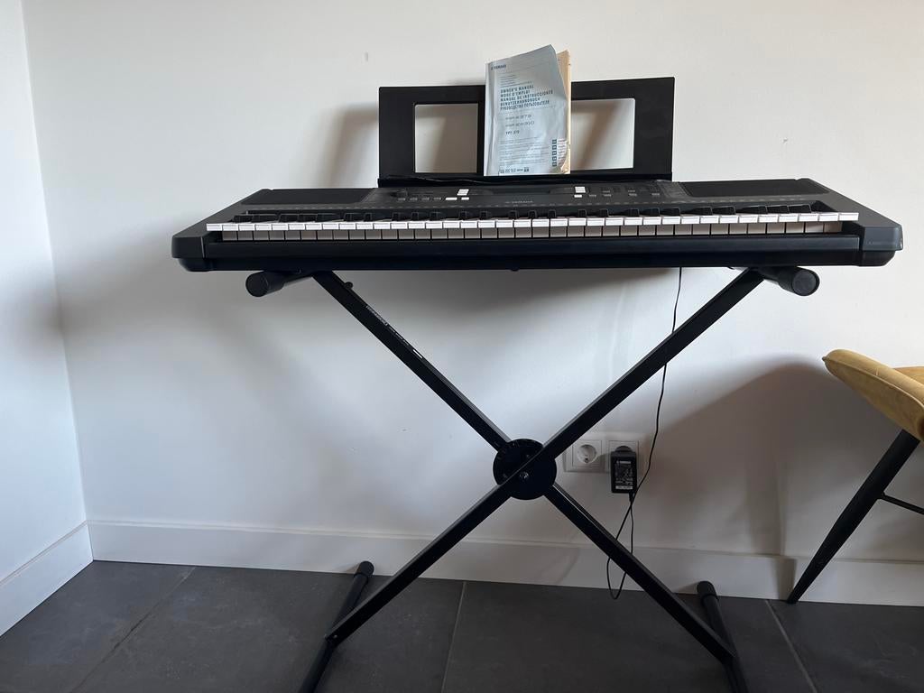 Yamaha PSR-E373 Keyboard met standaard, Muziek en Instrumenten, Keyboards, Ophalen, 61 toetsen, Yamaha, Zo goed als nieuw