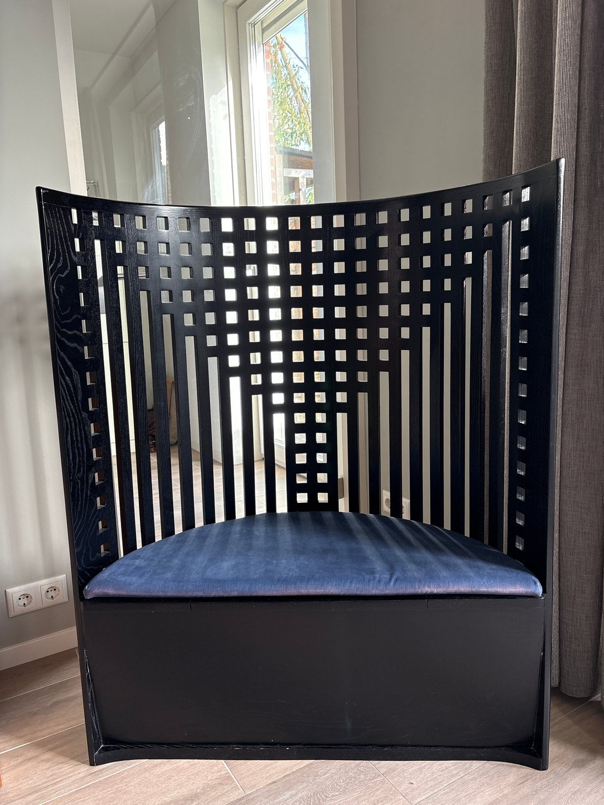 Zwarte Cassina houten macintosh fauteuil met blauw kussen, Ophalen of Verzenden